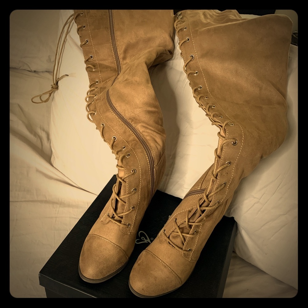 Knew high boots